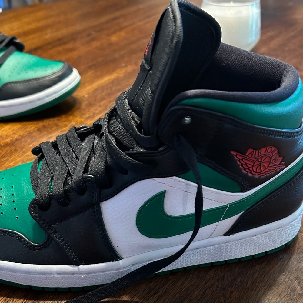 Jordan 1 mid Green Toe Box